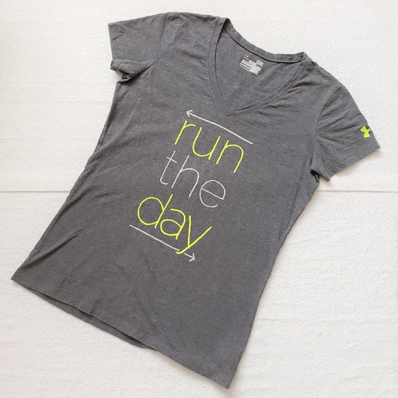 🐱Under Armour Semi Fitted Graphic Tee - Picture 1 of 3